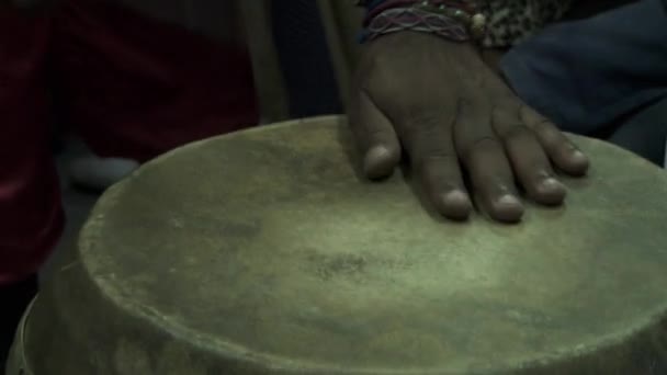 Играя на барабанах Кандомба в Монтевидео — стоковое видео