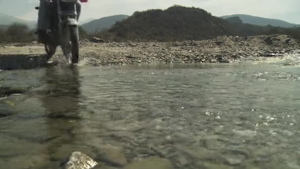 Homme Traverse Rivière Moto — Video