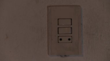 Işık anahtarı açıp kız