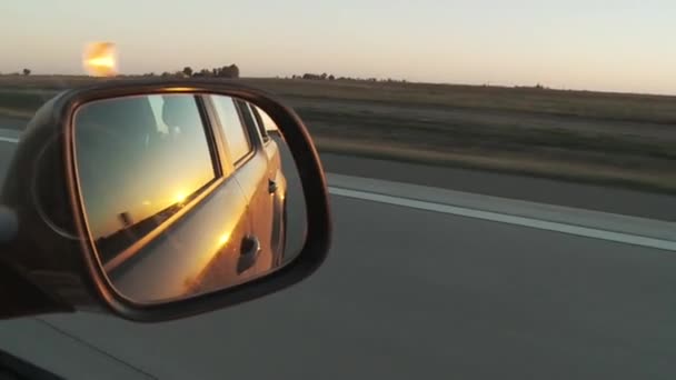 Καθρέφτης Αυτοκινήτου Στη Διαδρομή Στο Ηλιοβασίλεμα — Αρχείο Βίντεο