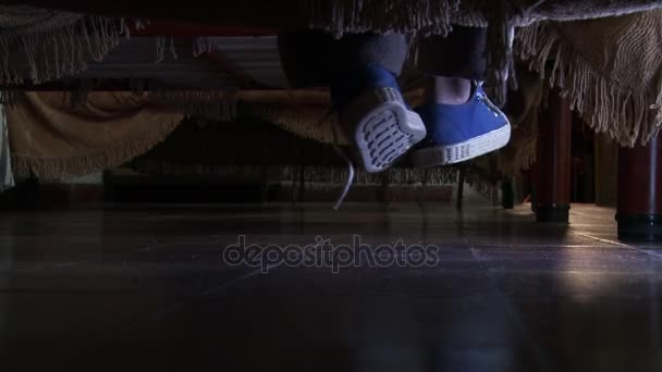 Rapaz Tirar Sapatos — Vídeo de Stock