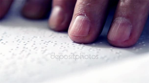 Χέρια Του Ένα Άνθρωπος Ανάγνωσης Braille — Αρχείο Βίντεο