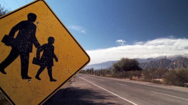 Okul işaret yolu üzerinde