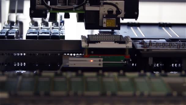 コンピューターのマイクロ チップ 接近している発砲のロボットによる組立 — ストック動画