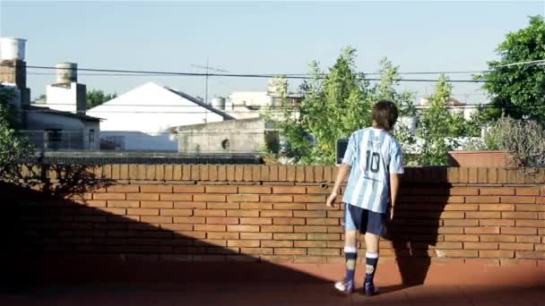 Jongen Met Het Shirt Van Messi — Stockvideo