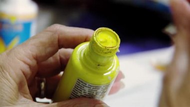 Yaşlı kadın ile sarı karıştırılmış boyama