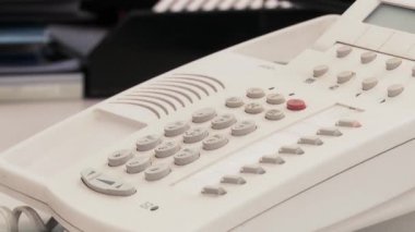 Beyaz telefonu kaldırıp