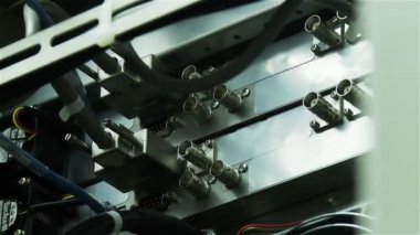 Adam bir Panel için kabloları bağlama