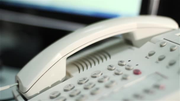 Décrocher le téléphone au bureau 