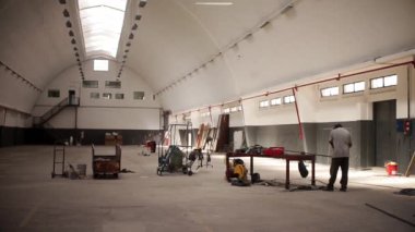 Boş ambarda çalışan adam