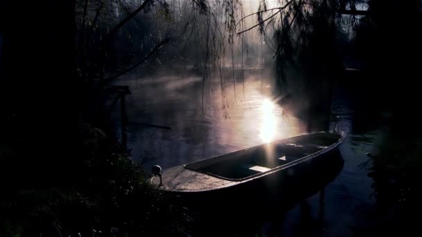 Lever Soleil Avec Haze Sur Rivière Bateau Rames Sur Eau — Video