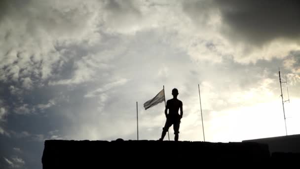 男孩看着乌拉圭国旗前的地平线 — 图库视频影像