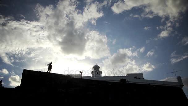 男孩看着乌拉圭国旗前的地平线和蒙得维的亚的灯塔 — 图库视频影像
