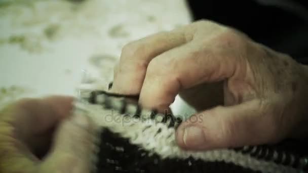 老妇人针织套衫 — 图库视频影像