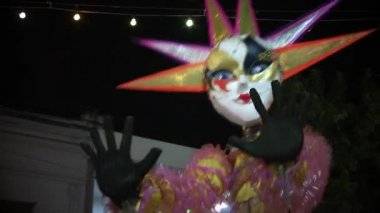 Bebek Montevideo'da gece Uruguaylı karnaval. Montevideo, Uruguay, 20 Haziran 2014 filme.