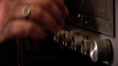 Ayarlama Vintage radyo yaşlı adam