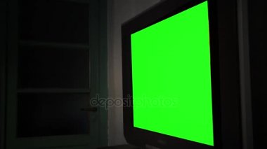 TV yeşil ekran. Herhangi bir görüntü veya resim ile yeşil ekran değiştirmek hazır olmasını istiyorum. Adobe After Effects veya diğer video düzenleme yazılımı girme (Chroma Key) etkisi ile yapabilirsin.