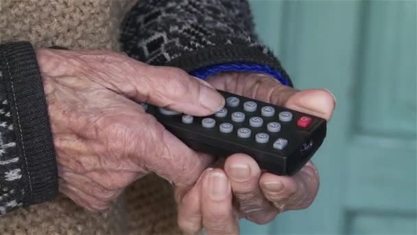 Mulher Idosa Com Controle Remoto Televisão — Vídeo de Stock