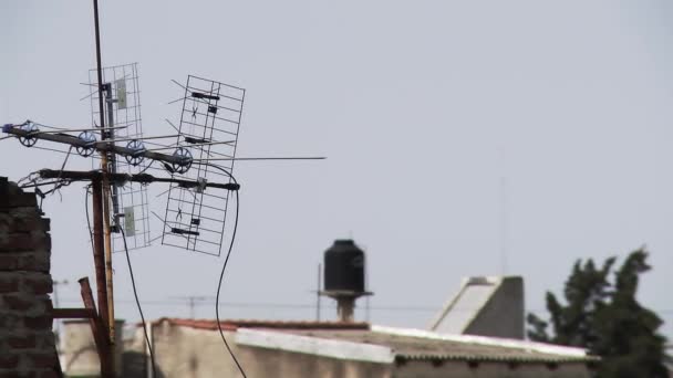 Zoom Eine Fernsehantenne Auf Dem Hausdach — Stockvideo