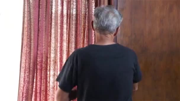 Mann Verlässt Haus Und Schließt Tür Schnell — Stockvideo