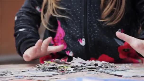 Bambina Che Gioca Con Puzzle Sul Tavolo — Video Stock