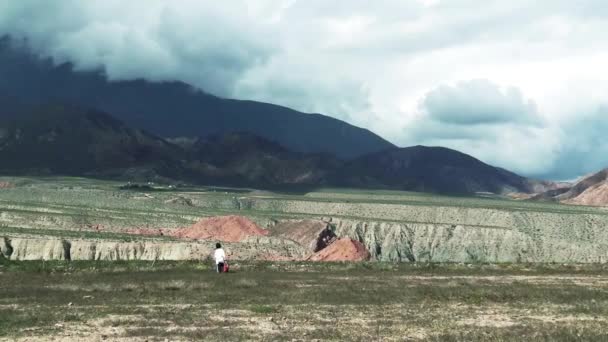 Girll Caminando Hacia Las Montañas Del Valle — Vídeo de stock