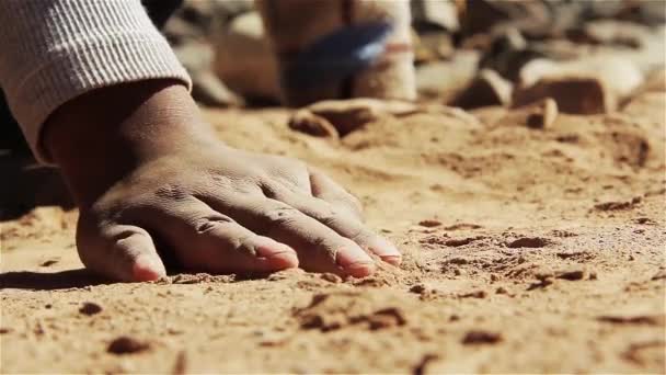 Garçons Jouant Tic Tac Toe Sur Sol Sec — Video