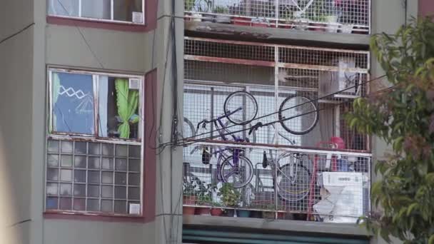 Varanda Com Bicicletas Penduradas — Vídeo de Stock