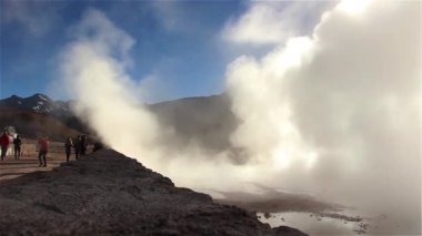 El Tatio Şofben alan kuzey Şili Andes Dağları içinde bulunan. Filme El Tatio Geysers, Atacama Çölü, Şili içinde. 15 Kasım 2017.