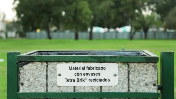 Lançar Uma Lata Caixote Lixo Parque — Vídeo de Stock