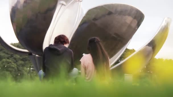 Çiçek Buenos Aires Heykeli Çift Buenos Aires Arjantin Floralis Generica — Stok video