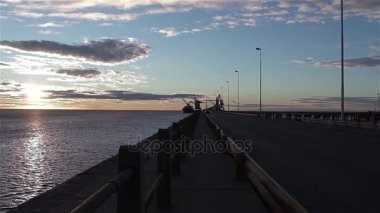 Günbatımı Puerto Madryn, Arjantin için. Puerto Madryn Arjantinli Patagonya Chubut eyaleti bir şehirdir. Biedma bölümü başkentidir ve 2010 yılında son nüfus sayımı göre yaklaşık 93,995 nüfusa sahiptir.