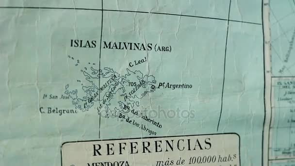 マップ上のマルビーナス諸島 フォークランド諸島 を指しています ブエノスアイレス アルゼンチンで撮影されました 2016 — ストック動画