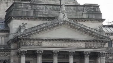 Arjantin Ulusal Kongre Sarayı'nın dış cephe. Arjantin ulus Kongresi (İspanyolca: Congreso de la Nacin Arjantin) Arjantin Hükümeti'nin yasama koludur. Kompozisyon bir 72 kişilik Senato tarafından oluşturulan iki meclisli, 