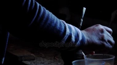 Bir Arjantin Mate yerba hazırlanıyor