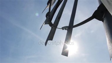 Rüzgara karşı dönüm çiftlikte eski değirmen