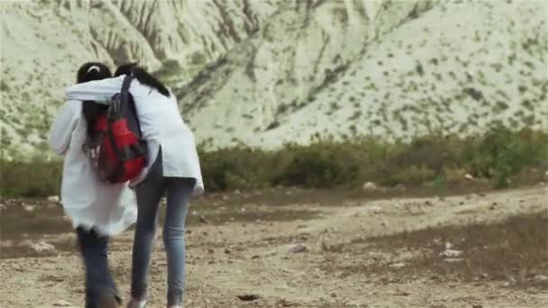 Samimi Öğrenciler Dağ Arjantin Doğru Yürüyüş — Stok video