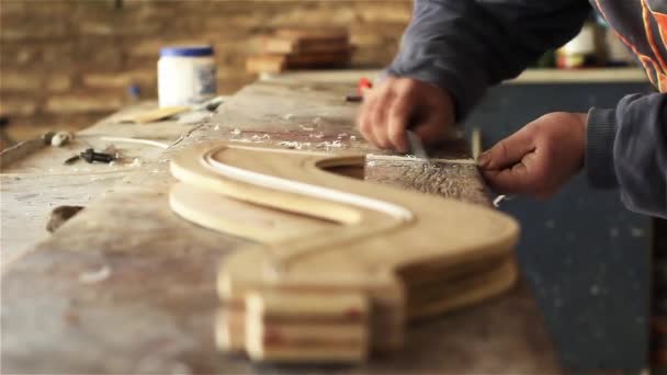 Luthier Construyendo Instrumento — Vídeos de Stock