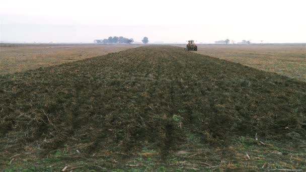 Traktor Fältet Förbereder Marken För Odling — Stockvideo