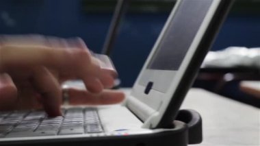 Sınıf bilgisayarda yazarak