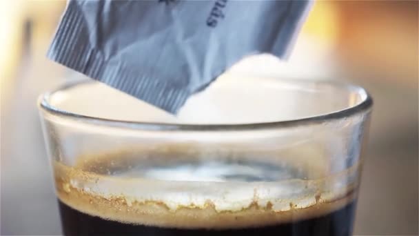 Cuillère remuant le café 