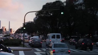 Buenos Aires, gece karanlığında trafik. 9 de Julio Avenue. 