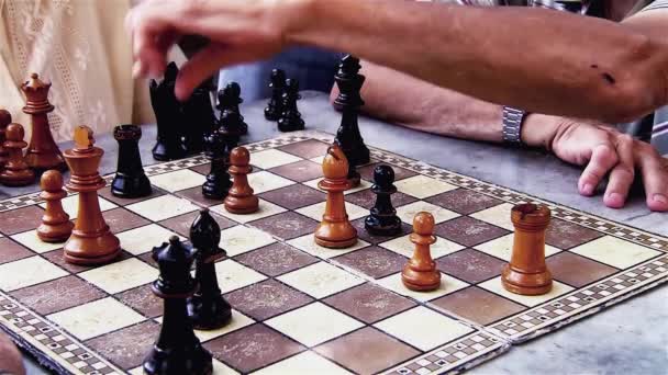 Schachbrett Männer Spielen — Stockvideo