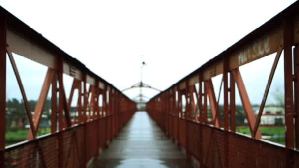赤い橋の上の雨粒 — ストック動画
