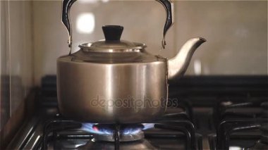 Eski su ısıtıcısı gaz soba üzerinde kaynar