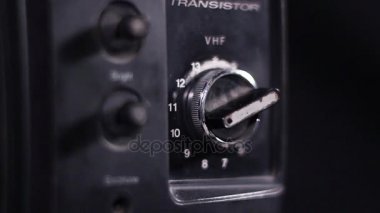 Bir eski, vintage, retro Tv ayarlama bir adam çekim kapatın