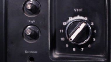 Bir eski, vintage, retro Tv ayarlama bir adam çekim kapatın