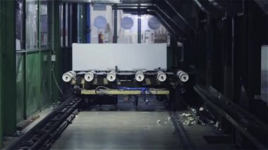 Konveyör bant. Buzdolabı fabrikasında montaj hattı