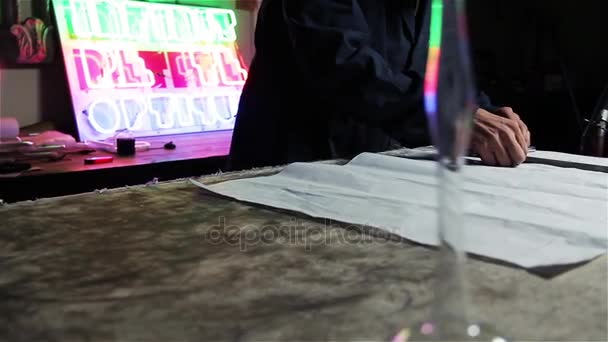 Masasının Üzerindeki Bir Proje Üzerinde Adam — Stok video