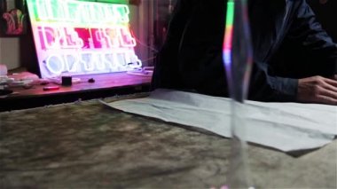 Masasının üzerindeki bir proje üzerinde adam